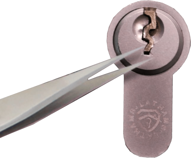 Removing-a-broken-key-with-tweezers-1024×1024